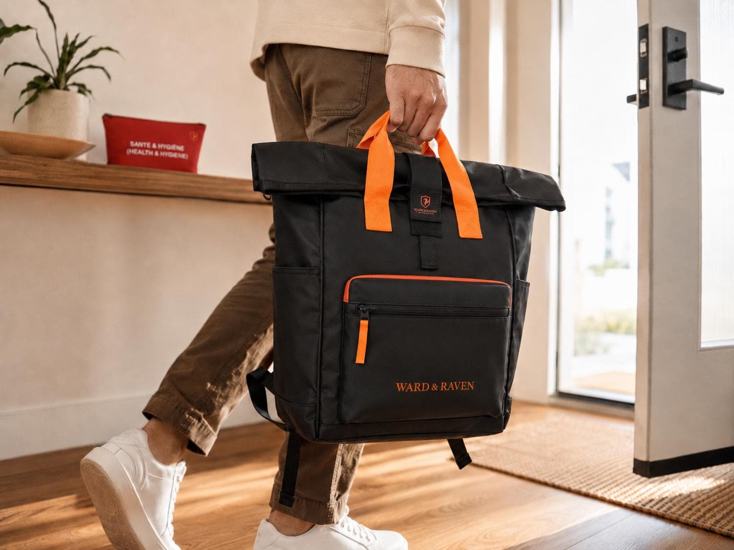 GoBag Ward & Raven 72h tenu à la main dans une entrée